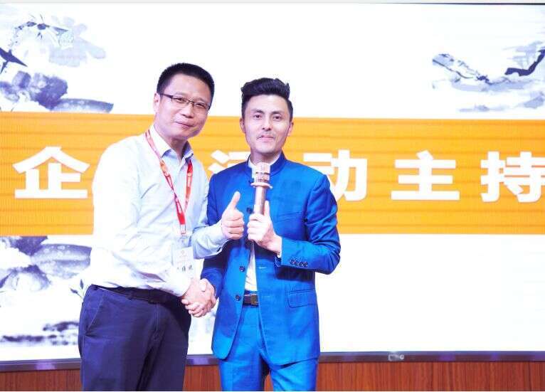 他因“谦虚”不发言,真的连“摸麦”的机会都没有……(图1) 他因“谦虚”不发言,真的连“摸麦”的机会都没有……(图1)